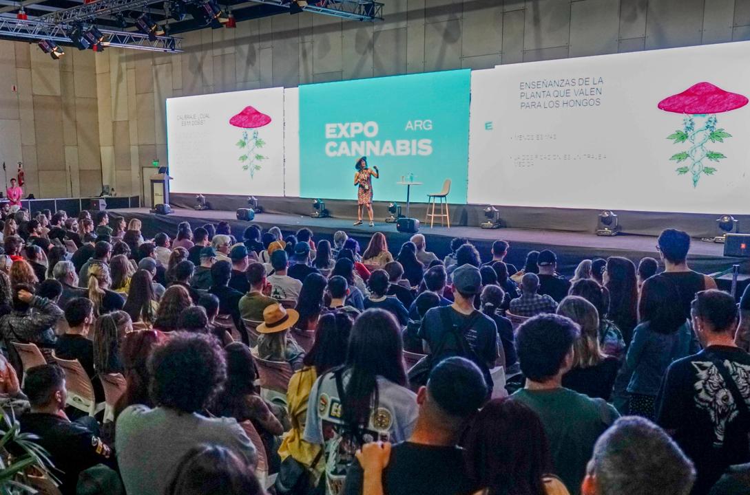 Especialistas brindando conferencias terapias con psilocibina en Expo Cannabis