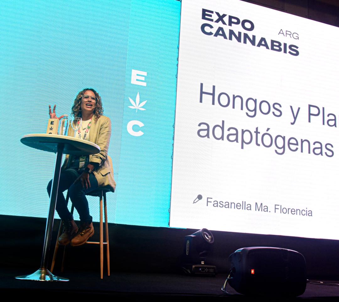 Especialistas brindando conferencias sobre microdosis de hongos en Expo Cannabis